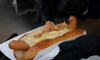 Hot-Dog mit Raclette und Sauerkraut.