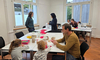 Kinder und Erwachsene beim Basteln.