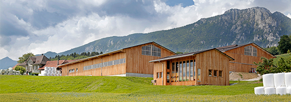 Die Betriebsgebäude des Wallierhofs. Im Hintergrund ist der Jura.